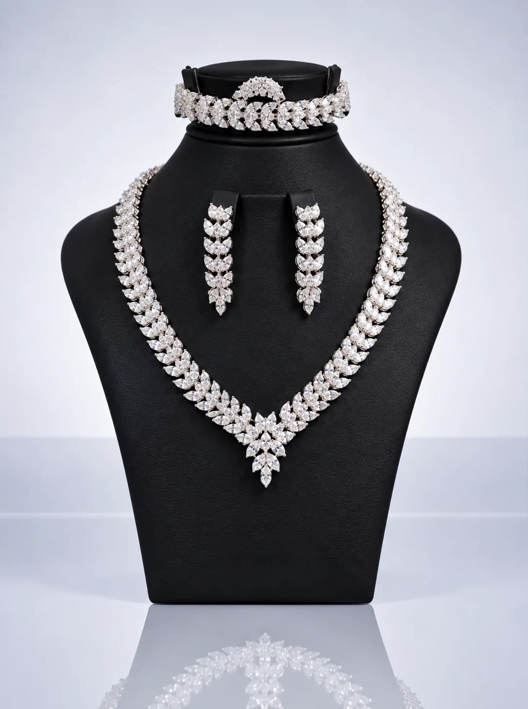 Bruidssieradenset Adora van Dalas, V-vormig collier met lange kristallen oorhangers