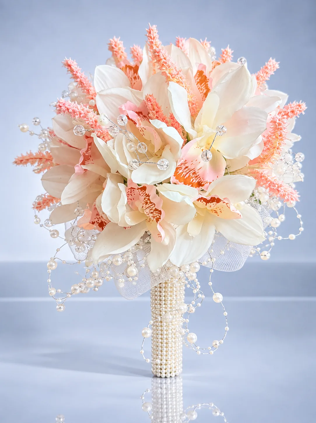 Bruidsboeket Corail van Dalas met crème orchideeën, perzikkleurige pluimen en parelranken