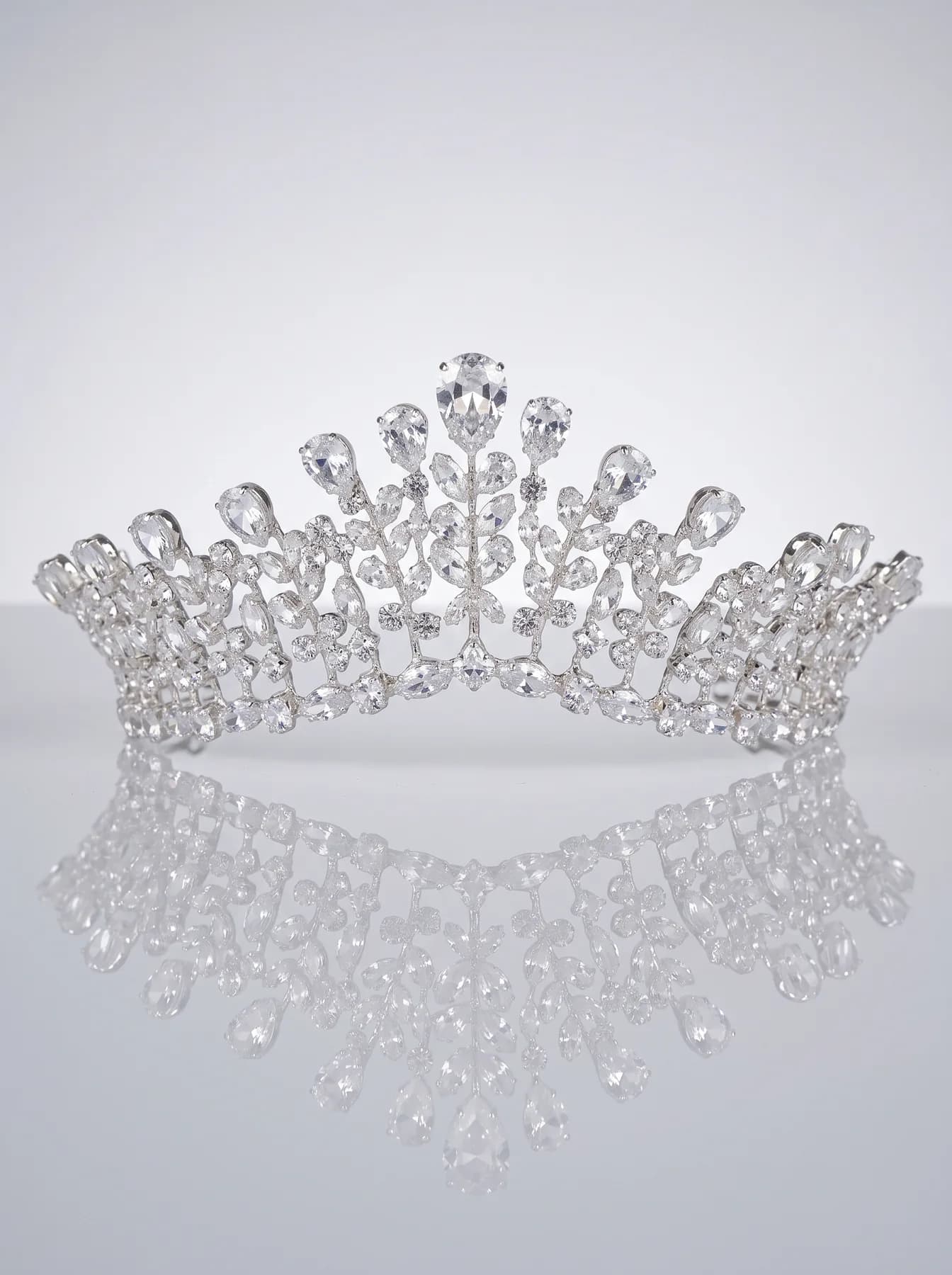Bruidstiara Couronne van Dalas in kroonvorm met peervormige kristallen