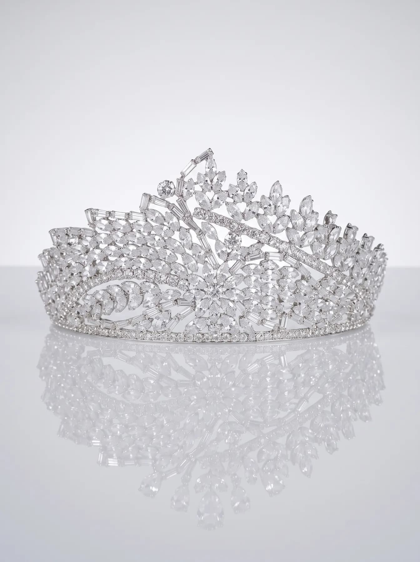Bruidstiara Imperia van Dalas, breed model met baguette- en marquise-kristallen