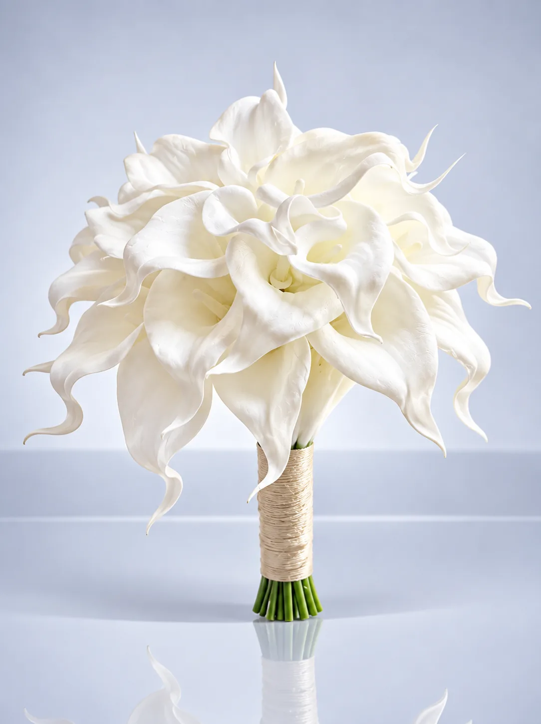 Bruidsboeket Lys van Dalas met witte calla's en een met touw omwikkelde steel
