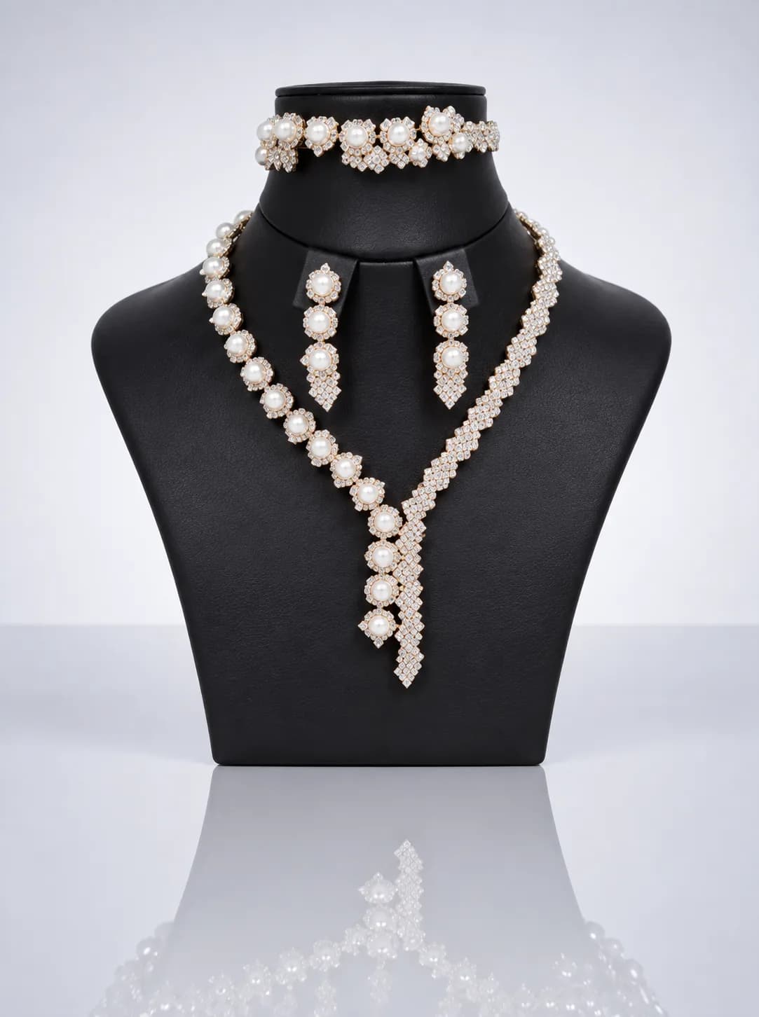 Bruidssieradenset Perla van Dalas met parels en kristal, collier, oorbellen en armband