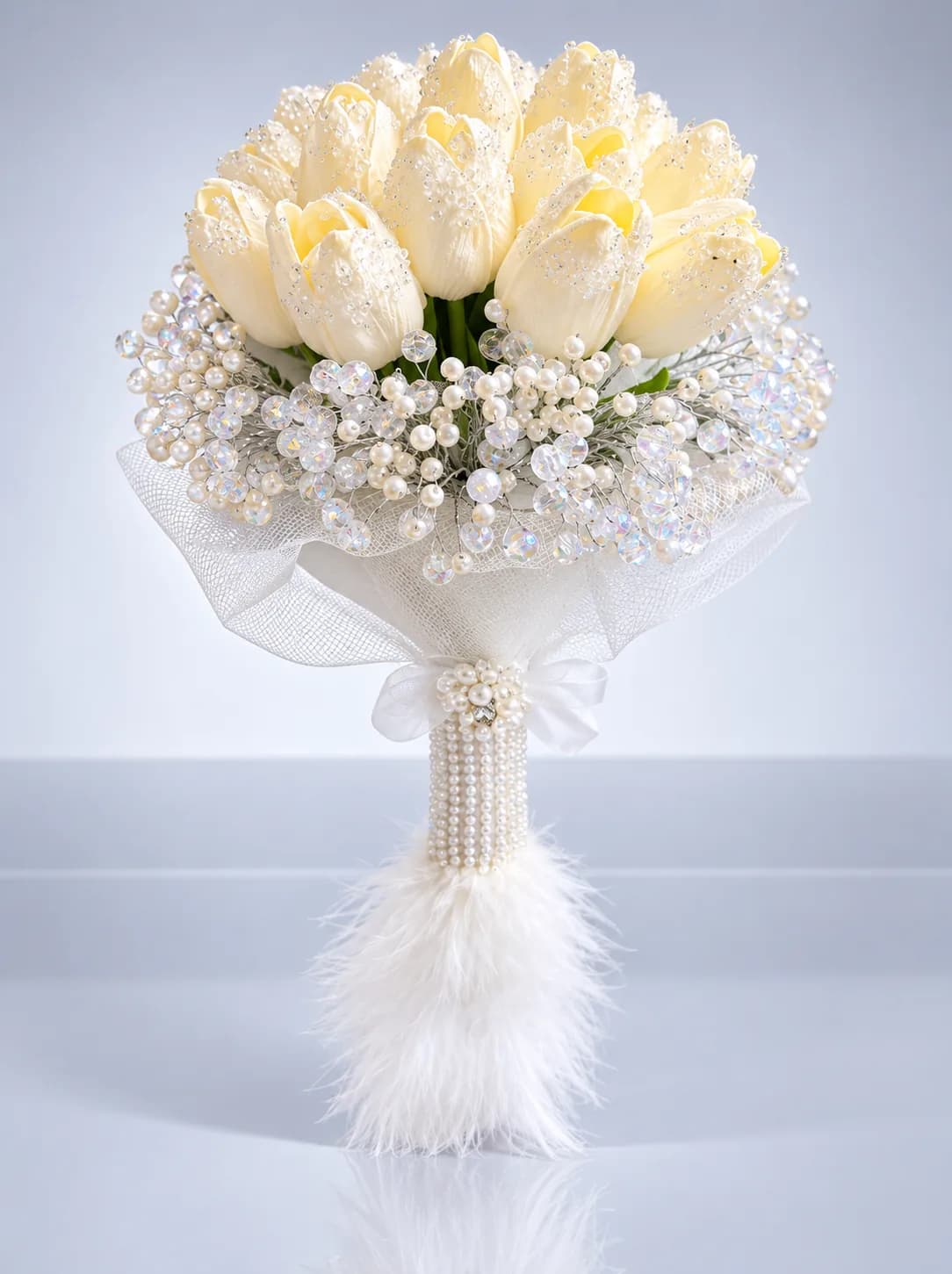 Bruidsboeket Plume van Dalas met crème tulpen, parels en een handvat van witte veren