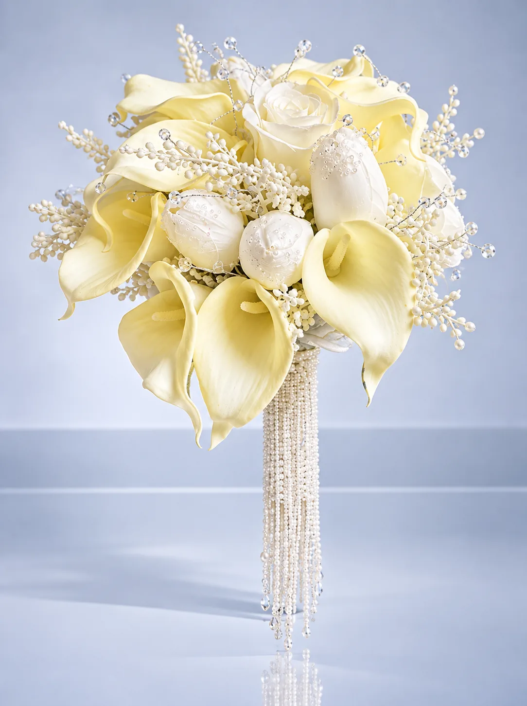 Bruidsboeket Soleil van Dalas met gele calla's, witte rozen en een franje van parelsnoeren