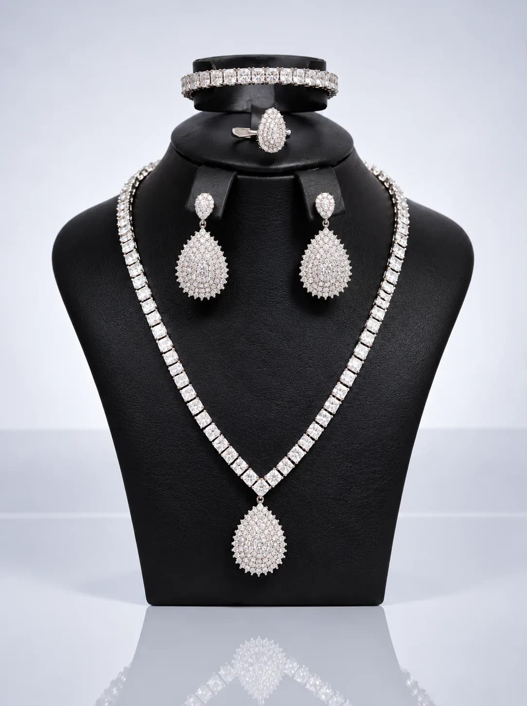 Bruidssieradenset Solitaire van Dalas met druppelhanger, oorbellen, armband en ring